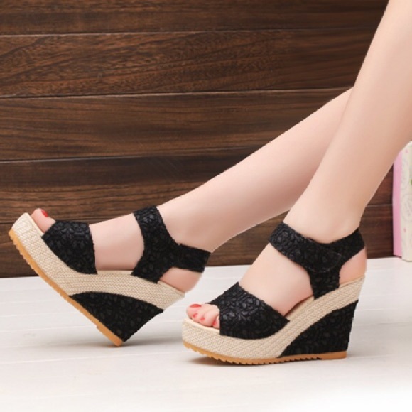 Shoes - ⬇️💲PRICE DROP ⬇️Wedges Sandals Lace